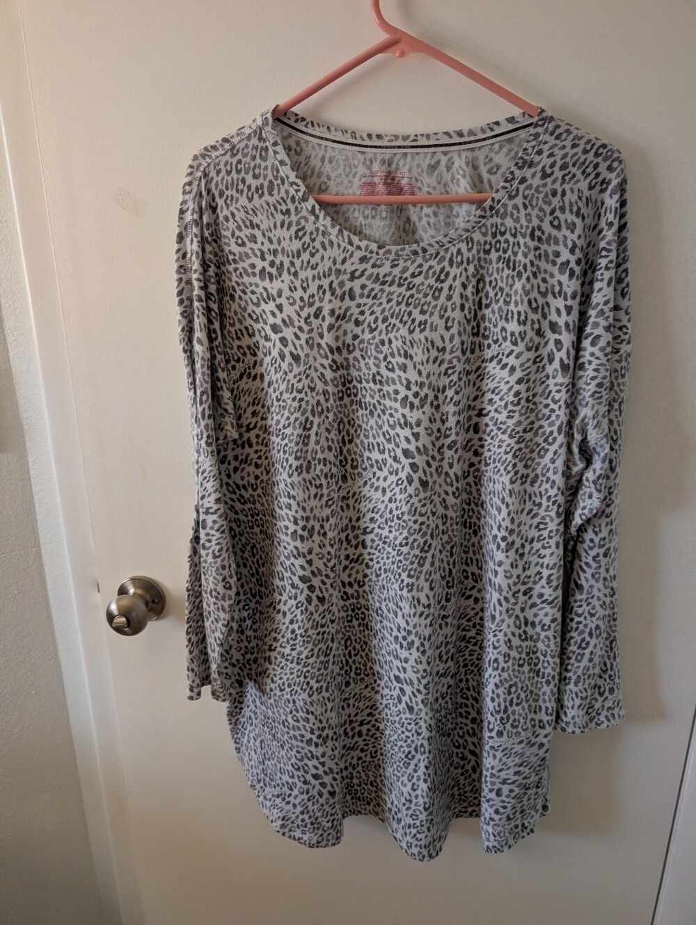 Cozy Long-Sleeve VS Leopard Print Women's Top - Gray